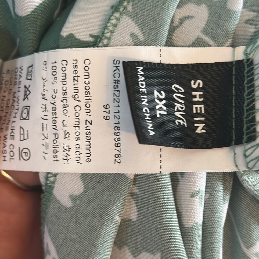 SHEIN Green Midi Dress with V-Neck and Bishop Sleeves - Picture 2 of 5